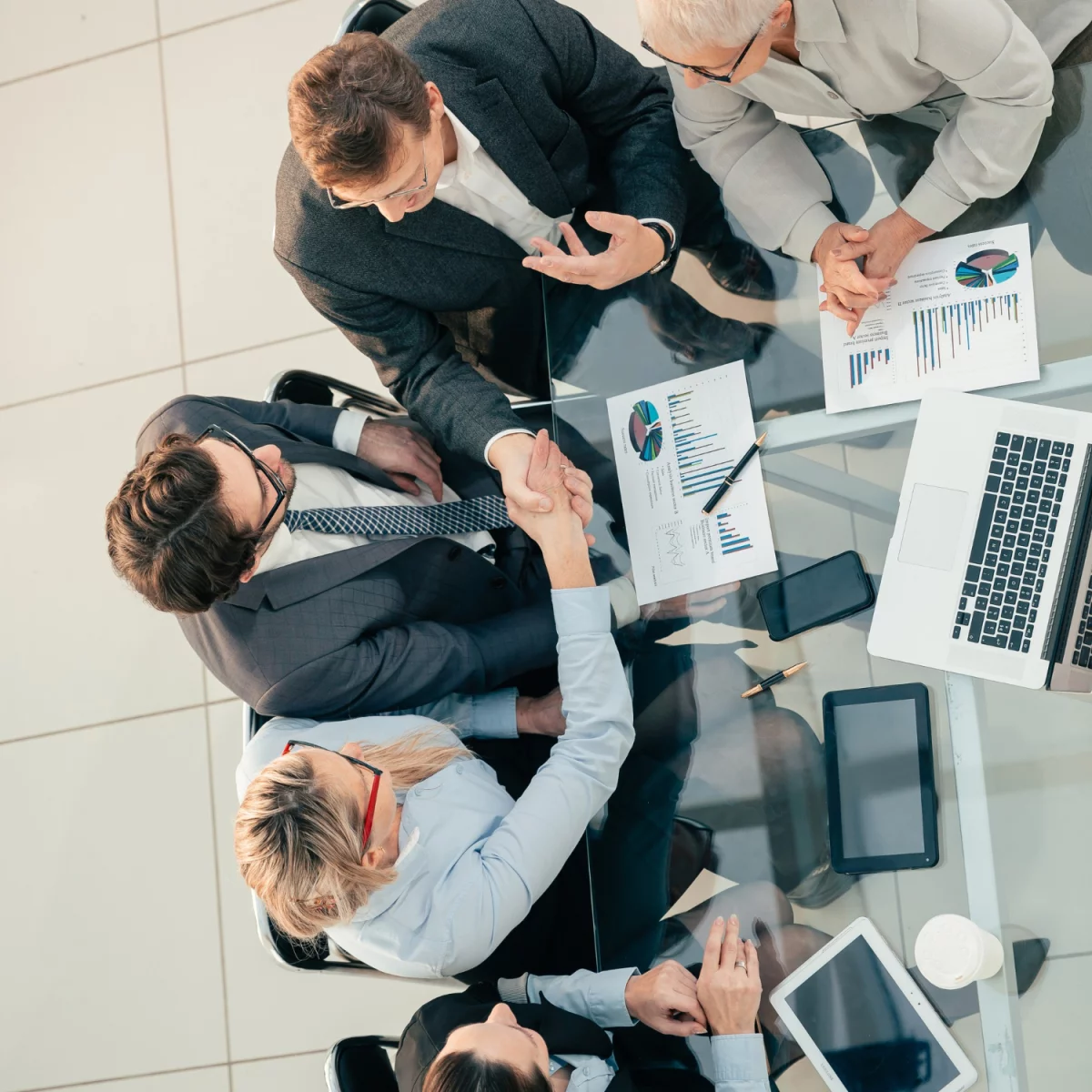 Łóżka chowane w szafie: Idealne rozwiązanie dla małych przestrzeni